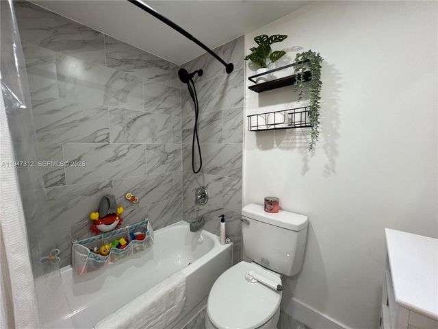 8425 NW 8th St 406, Miami, FL 33126