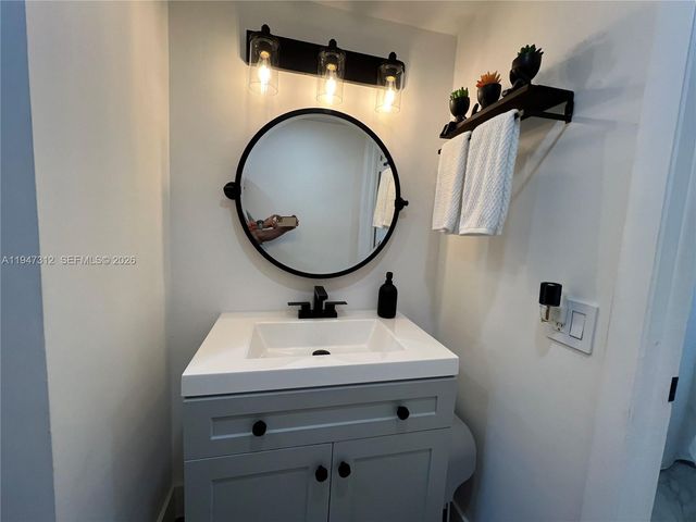 8425 NW 8th St 406, Miami, FL 33126