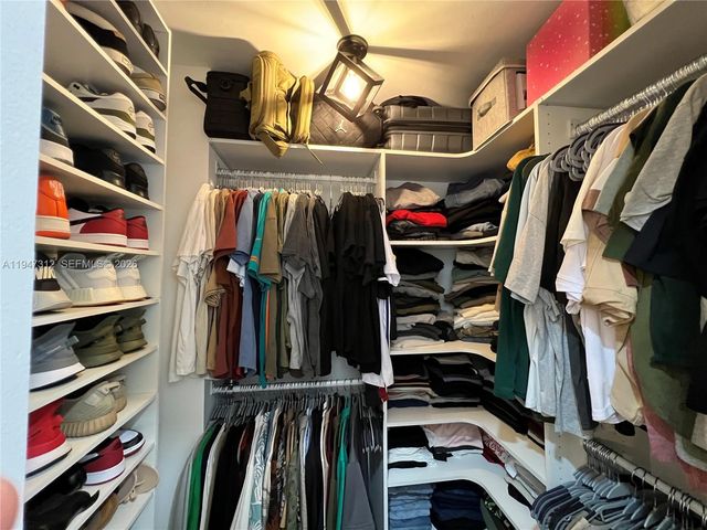 8425 NW 8th St 406, Miami, FL 33126