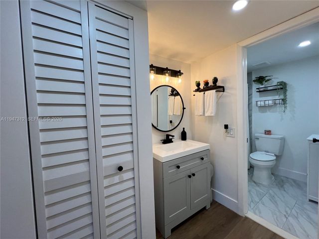 8425 NW 8th St 406, Miami, FL 33126