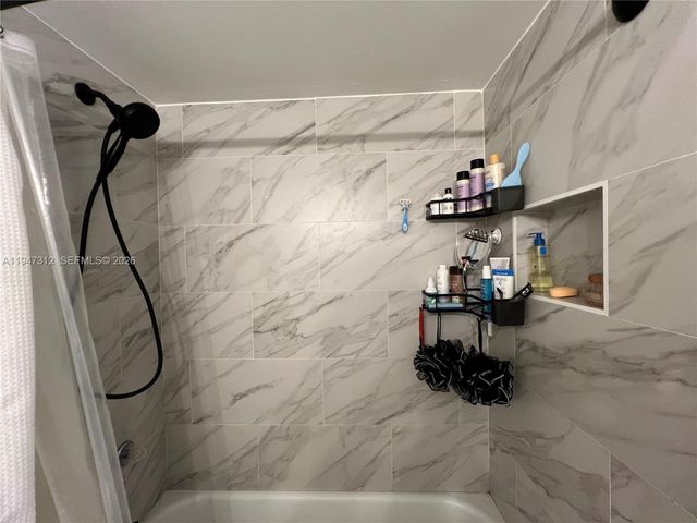 8425 NW 8th St 406, Miami, FL 33126