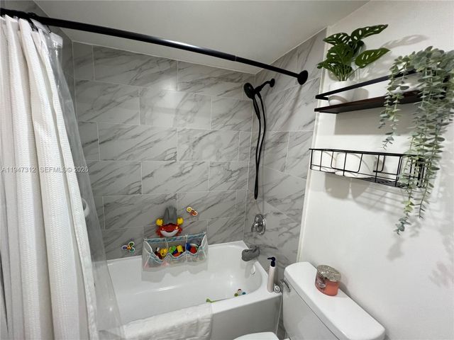 8425 NW 8th St 406, Miami, FL 33126