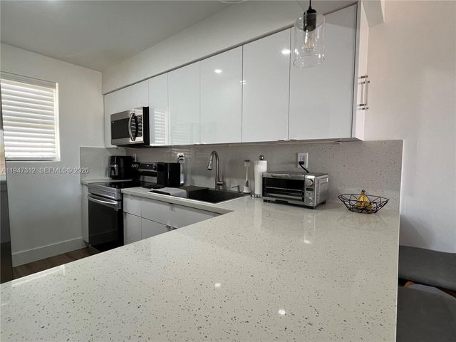 8425 NW 8th St 406, Miami, FL 33126