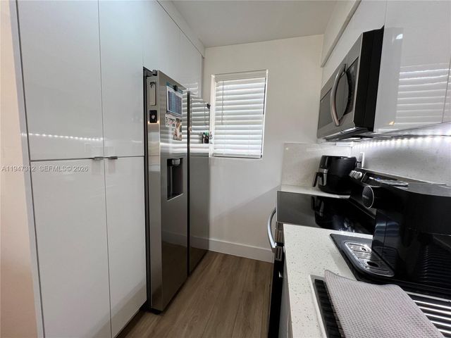 8425 NW 8th St 406, Miami, FL 33126