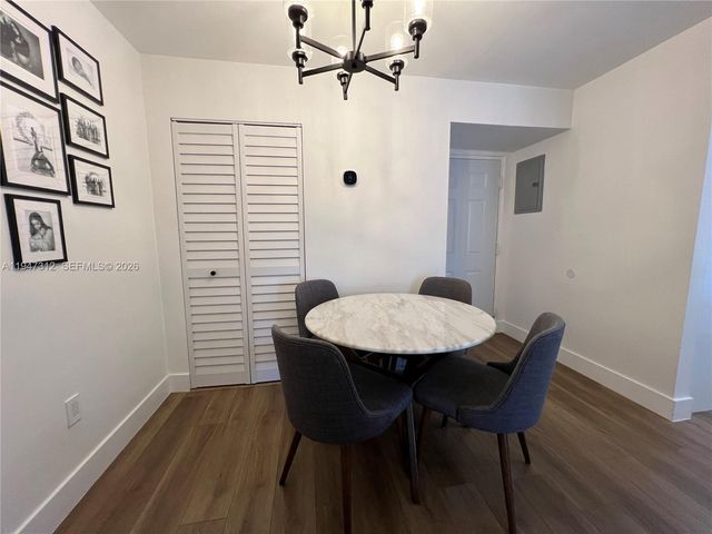 8425 NW 8th St 406, Miami, FL 33126