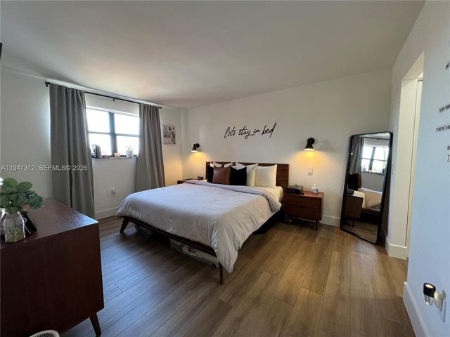 8425 NW 8th St 406, Miami, FL 33126