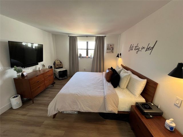 8425 NW 8th St 406, Miami, FL 33126