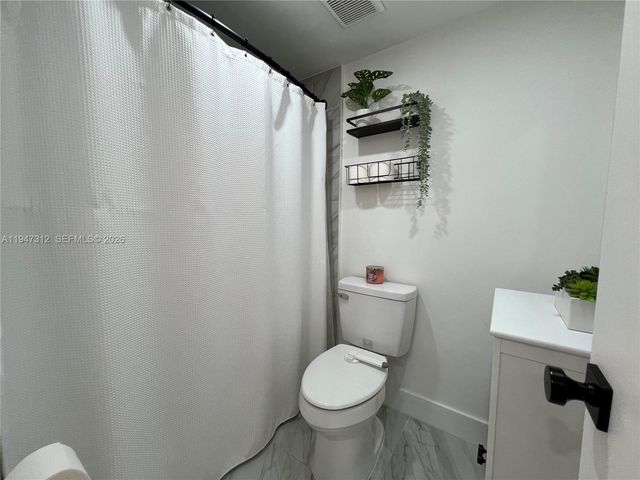 8425 NW 8th St 406, Miami, FL 33126