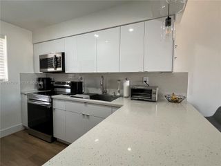 8425 NW 8th St 406, Miami, FL 33126