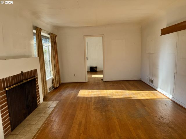 4314 Se CRYSTAL SPRINGS Blvd Se, Portland, OR 97206