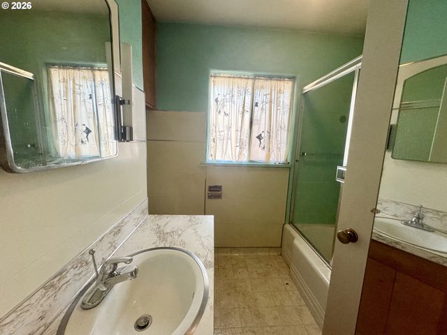 4314 Se CRYSTAL SPRINGS Blvd Se, Portland, OR 97206