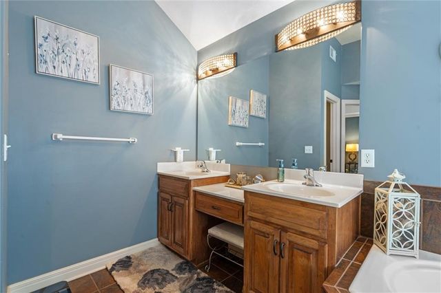 820 SW 35TH Street, Lee's Summit, MO 64082