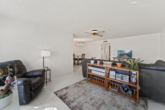 201 Country Lane B, Boynton Beach, FL 33435
