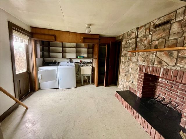 141 Overbeck St, Spring Hill, PA 15212