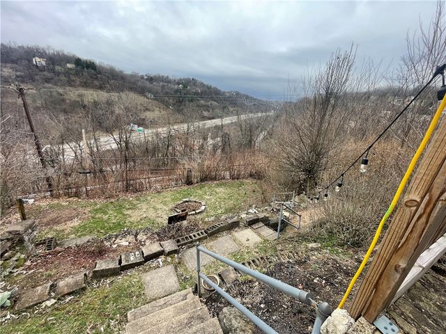 141 Overbeck St, Spring Hill, PA 15212