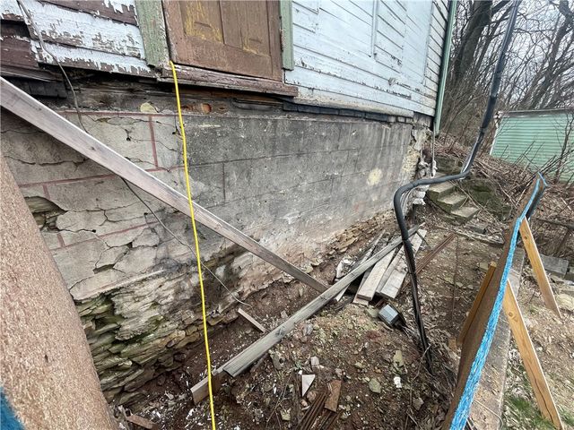 141 Overbeck St, Spring Hill, PA 15212