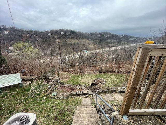 141 Overbeck St, Spring Hill, PA 15212