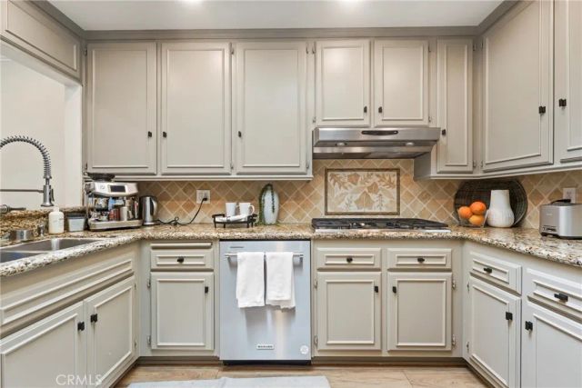 443 Vista Parada, Newport Beach, CA 92660