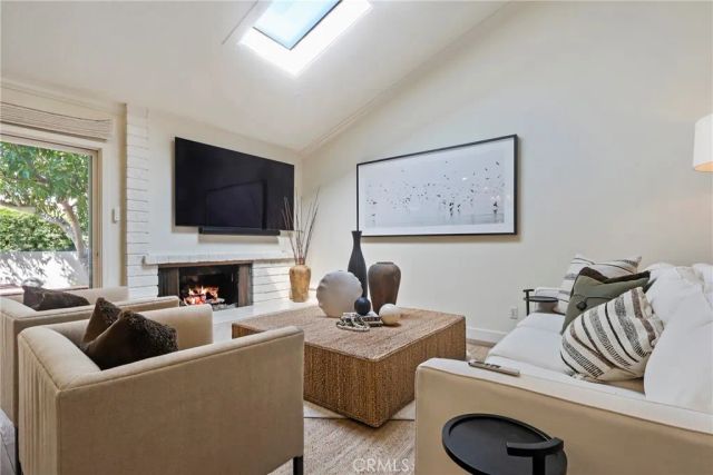 443 Vista Parada, Newport Beach, CA 92660