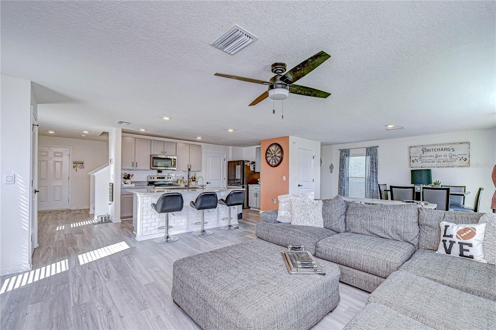 Image 5 of property listing at 11906 DOWNY BIRCH DRIVE, Riverview, FL 33569