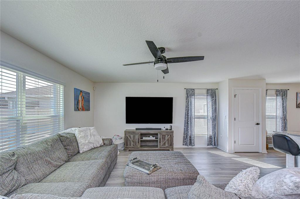 Image 9 of property listing at 11906 DOWNY BIRCH DRIVE, Riverview, FL 33569