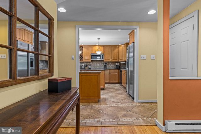 231 W VALLEY RD, Wayne, PA 19087