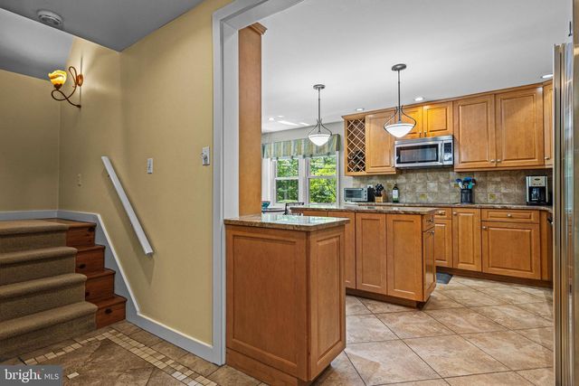 231 W VALLEY RD, Wayne, PA 19087