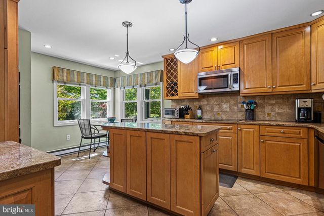 231 W VALLEY RD, Wayne, PA 19087