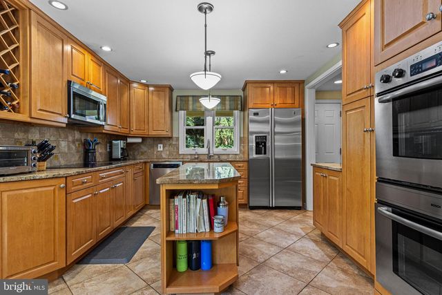 231 W VALLEY RD, Wayne, PA 19087