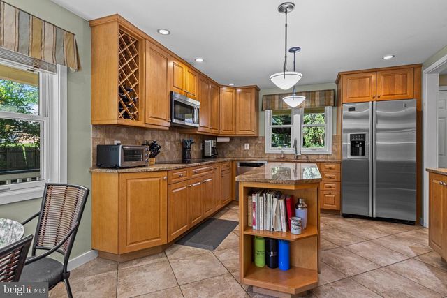 231 W VALLEY RD, Wayne, PA 19087