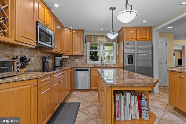 231 W VALLEY RD, Wayne, PA 19087