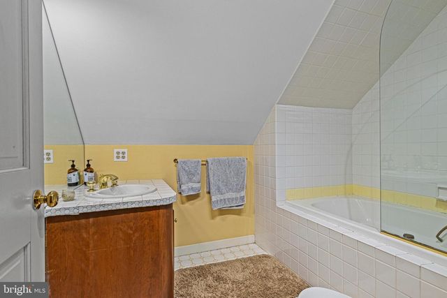 231 W VALLEY RD, Wayne, PA 19087