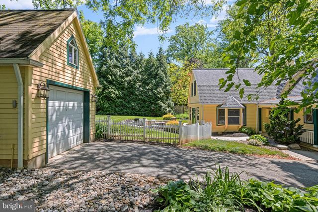231 W VALLEY RD, Wayne, PA 19087