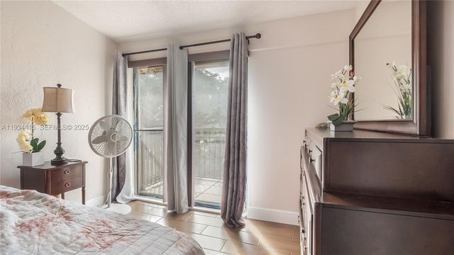 4289 N 76th Ave, Davie, FL 33024