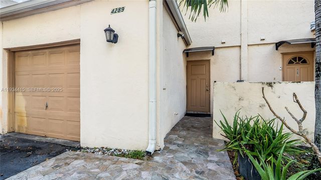 4289 N 76th Ave, Davie, FL 33024