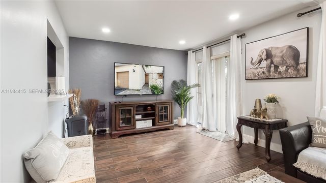 4289 N 76th Ave, Davie, FL 33024