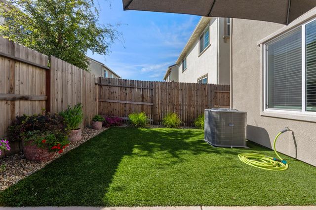 8056 Titan Ln, Roseville, CA 95747