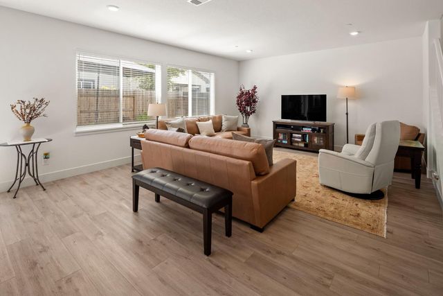 8056 Titan Ln, Roseville, CA 95747