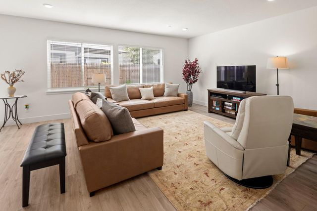 8056 Titan Ln, Roseville, CA 95747