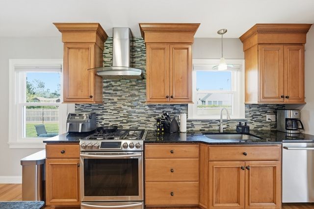 7 Pincushion Rd, Framingham, MA 01702