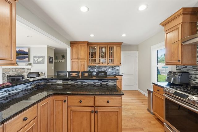 7 Pincushion Rd, Framingham, MA 01702