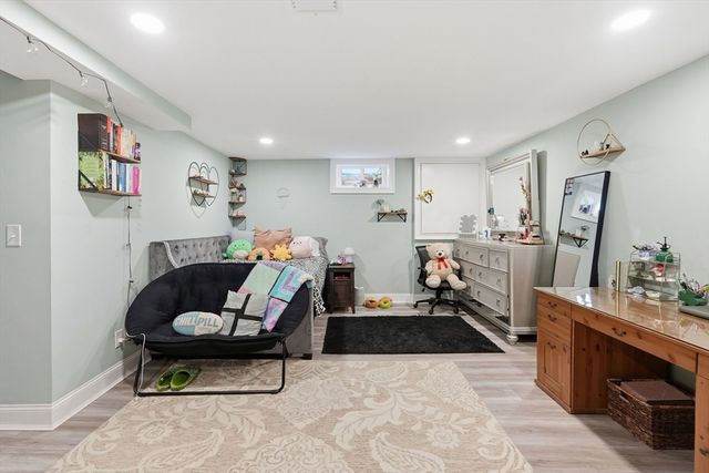 7 Pincushion Rd, Framingham, MA 01702