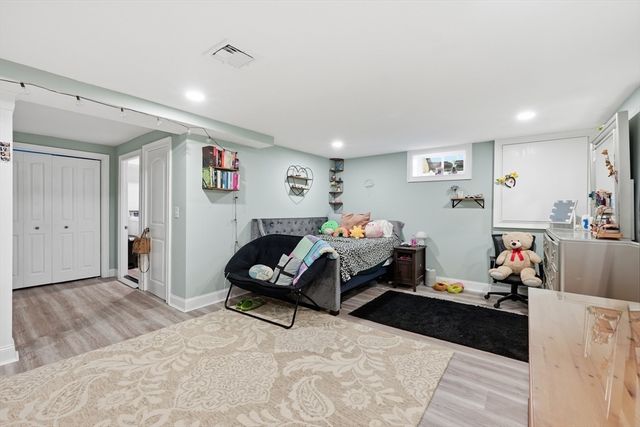 7 Pincushion Rd, Framingham, MA 01702