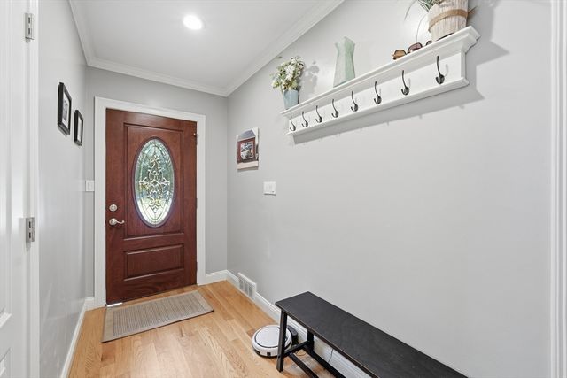 7 Pincushion Rd, Framingham, MA 01702
