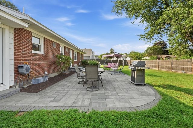 7 Pincushion Rd, Framingham, MA 01702