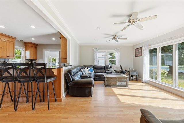 7 Pincushion Rd, Framingham, MA 01702
