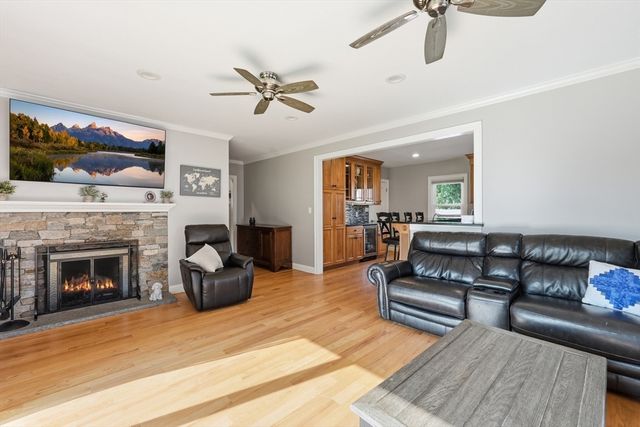 7 Pincushion Rd, Framingham, MA 01702