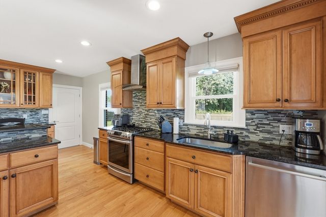 7 Pincushion Rd, Framingham, MA 01702