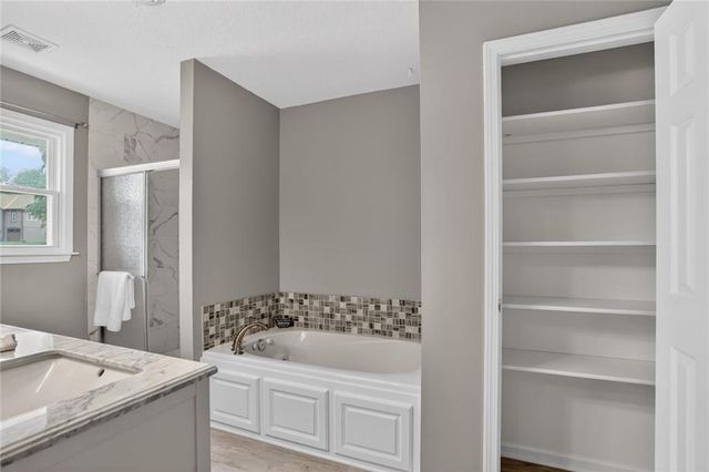 724 N Plum Rose Drive, Liberty, MO 64068
