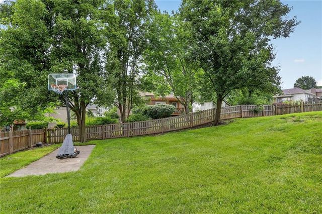 724 N Plum Rose Drive, Liberty, MO 64068